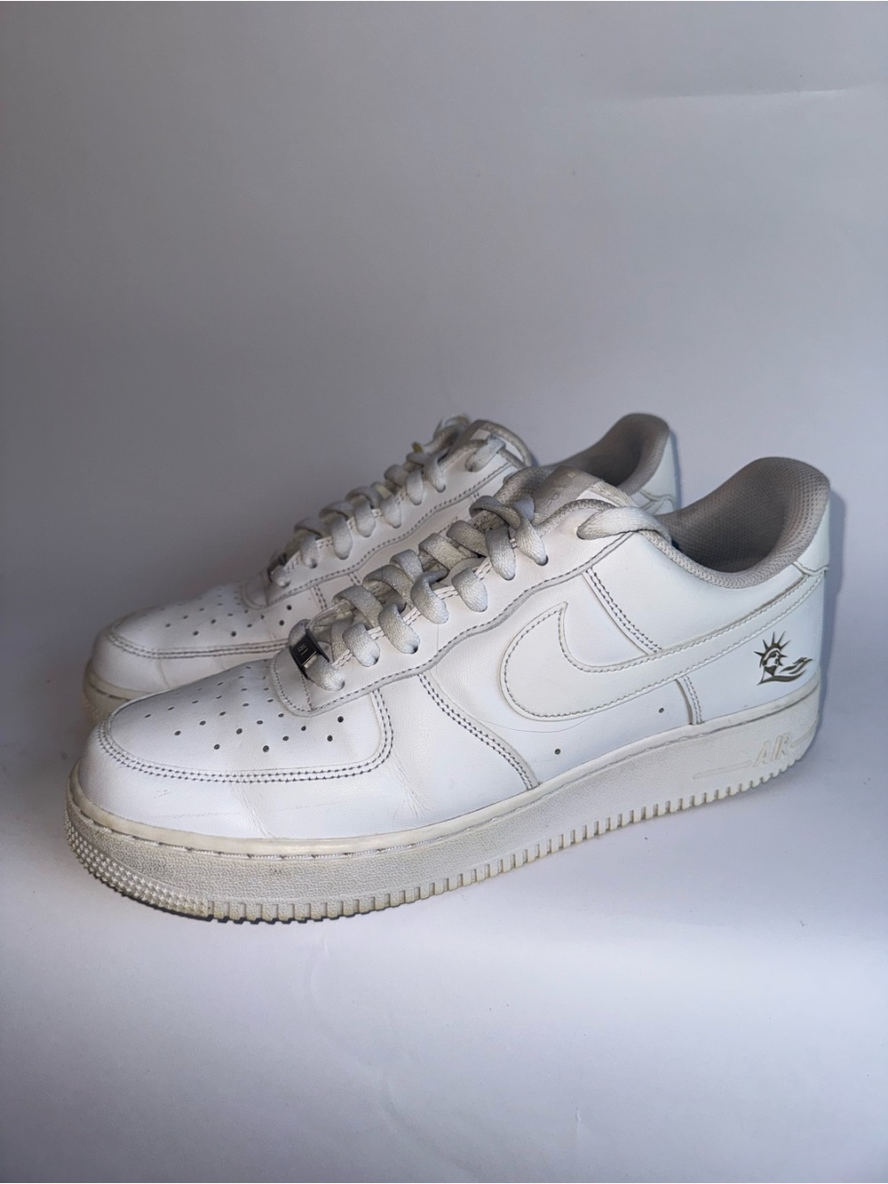 Nike Air Force 1 White Low Rise Sneakers Statue of Liberty Stamp Mens’s Size 11